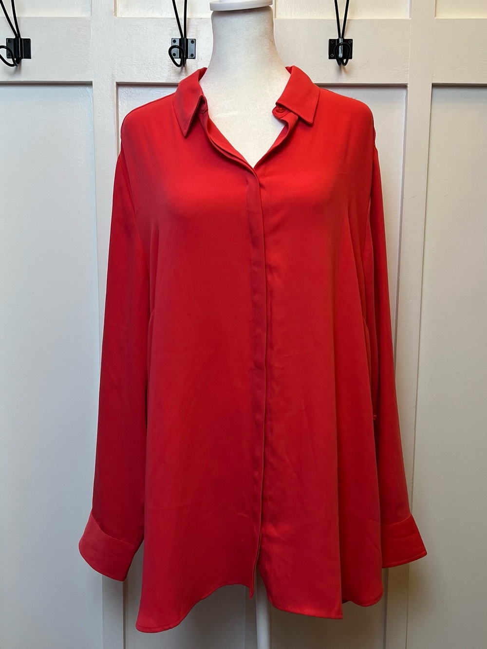Chico's Sz 3 (XL 16) Coral Red Hidden Button Down Blouse Lace Side Detail Preppy